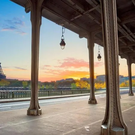 De Luxe Tour Eiffel * Paris